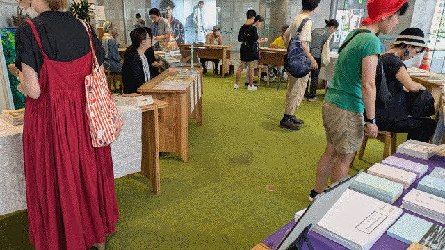 再詩丼の来場者と出店者