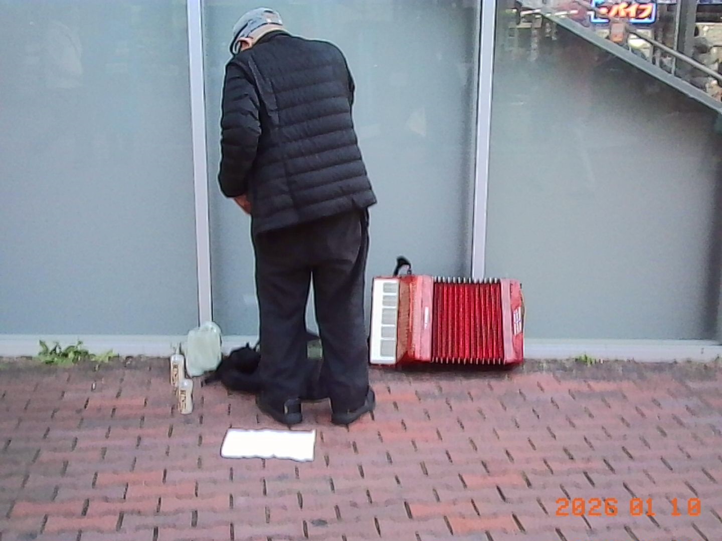 赤いアコーディオンを置いたストリートミュージシャン、遠鉄新浜松駅