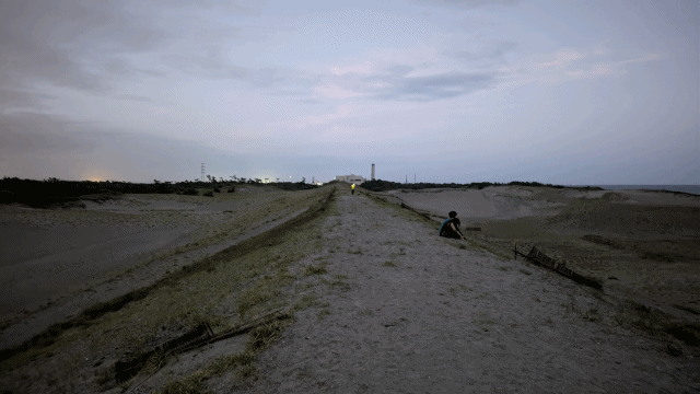 防潮堤の上の鼯鼠之丞